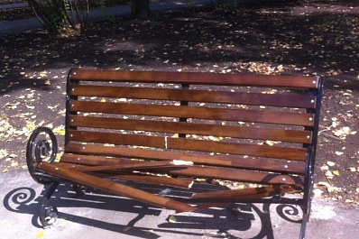 Вандалы испортили недавно отремонтированный сквер Нефтяников в Самаре