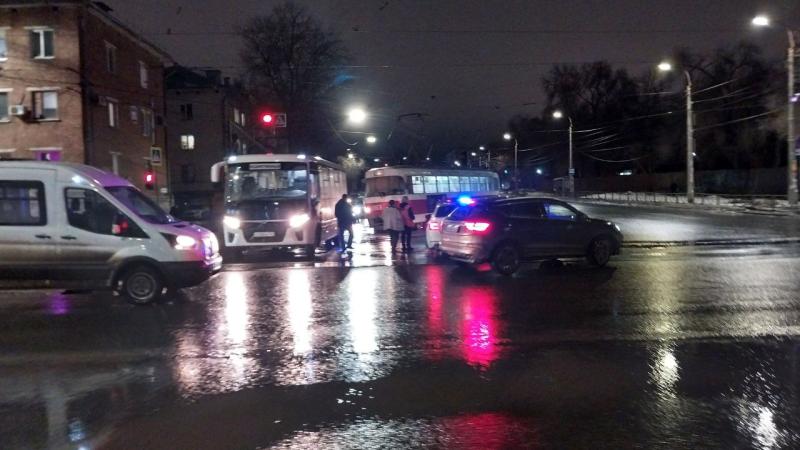 В Самаре 7 марта на улице Ставропольской столкнулись трамвай и автобус