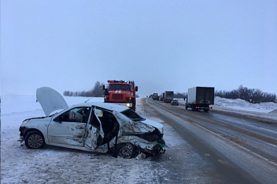 "Датсун" вынесло под фуру на трассе М5 в Самарской области