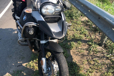 На трассе в Самарской области 24 июня мотоциклист врезался в барьер