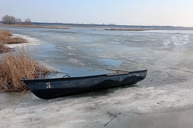 Столкнулись с льдиной: в Самаре спасли двух женщин, потерпевших крушение на лодке