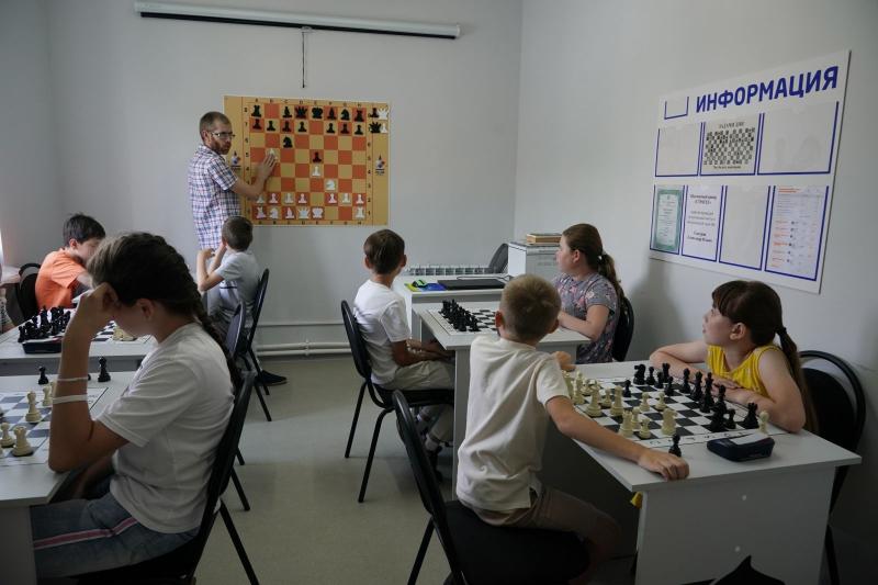Социальный контракт помог многодетной семье из Похвистнева открыть детский шахматный клуб