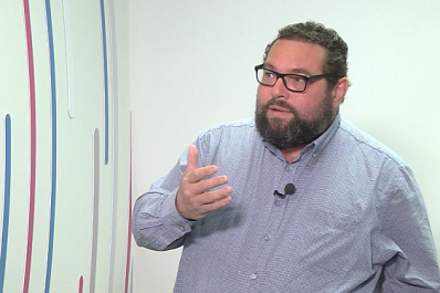 Можно в губы?: психолог рассказал о безопасных поцелуях детей и при детях