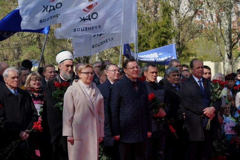 Дмитрий Азаров возложил цветы к мемориальному комплексу ​"Самара - город трудовой доблести"