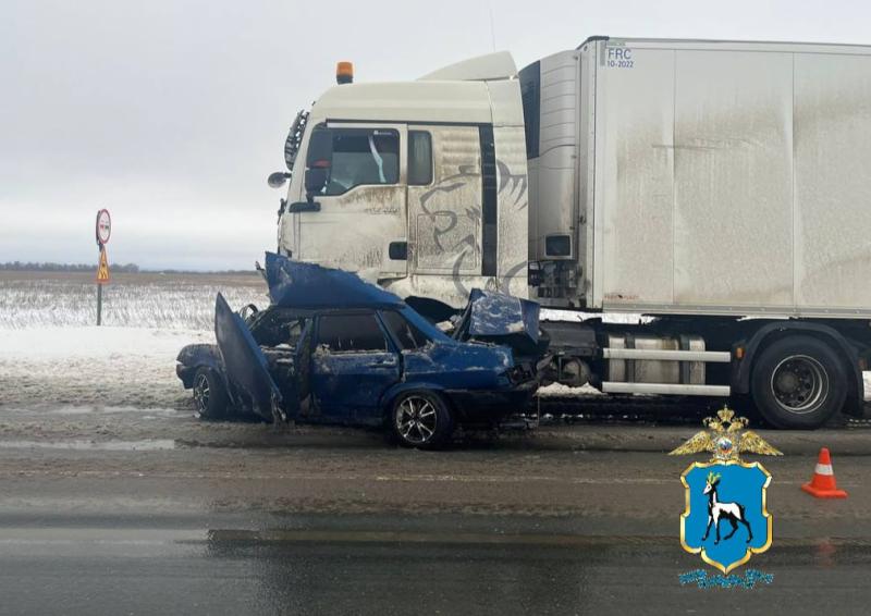 Появились подробности смертельной аварии с легковушкой и грузовиком в Самарской области