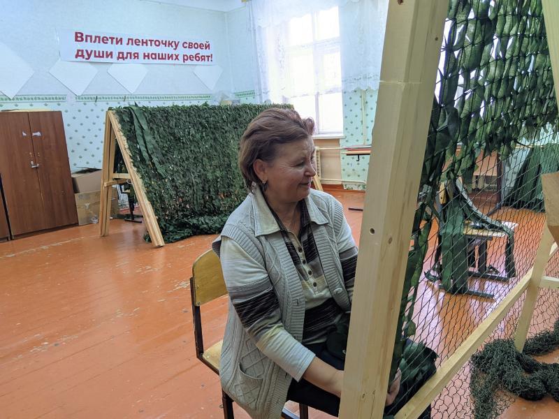 Помочь может каждый: жители Жигулевска плетут маскировочные сети для участников СВО