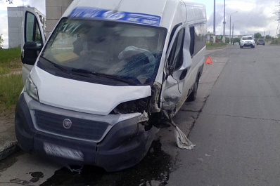 Пассажиры вылетевшего на встречку автобуса пострадали при столкновении с внедорожником в Тольятти