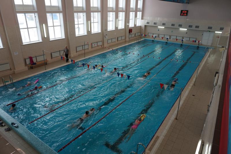 Российских школьников хотят научить плавать перед летними каникулами