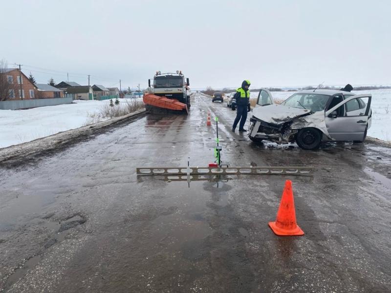 На границе Самарской области и Татарстана 21 декабря столкнулись Lada и Hyundai