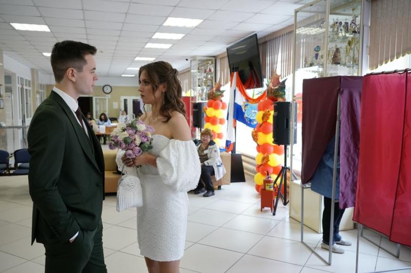 В Самаре молодожены в день бракосочетания отправились на выборы