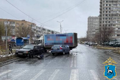 В Тольятти 16 ноября легковушка врезалась в фургон с газовыми баллонами