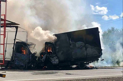 Двое водителей сгорели после столкновения грузовых "газелей" на трассе в Самарской области