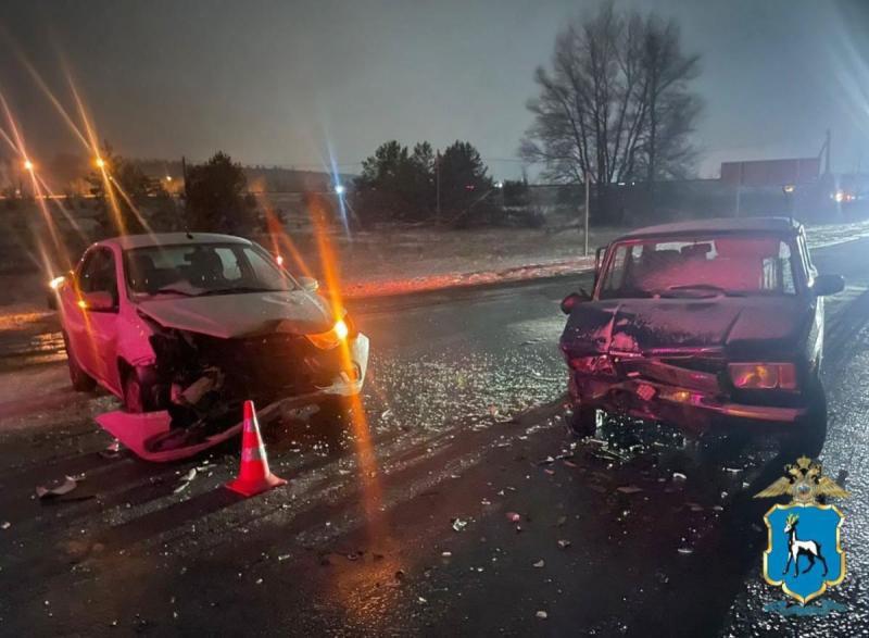 В Самарской области двое пожилых людей попали в аварию на трассе