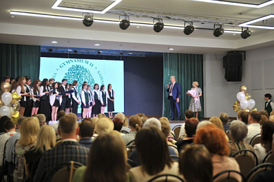 Виктор Кудряшов поздравил выпускников 11-й гимназии 