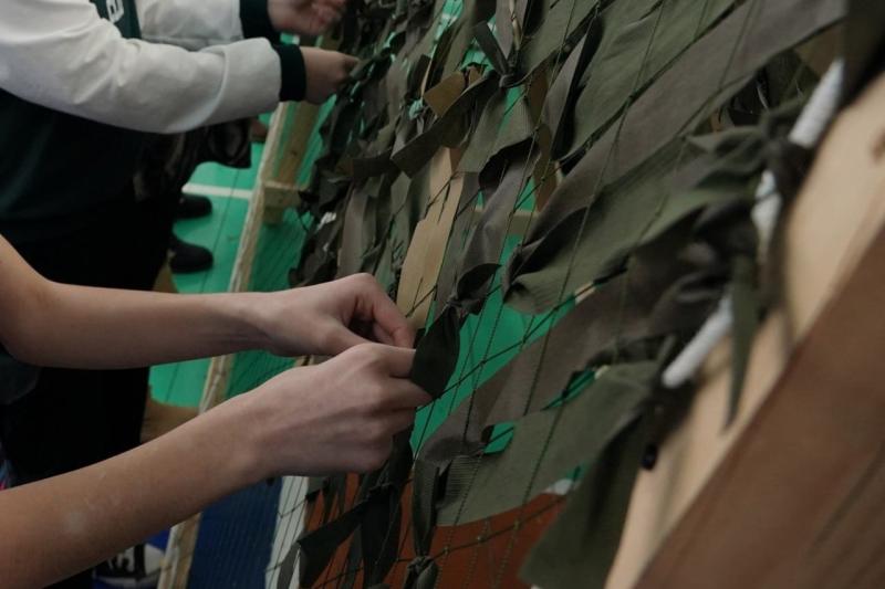 Волонтеры "Покров 63" в День ВДВ плели маскировочные сети для фронта