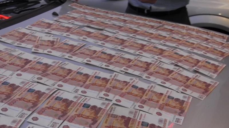 Самарские полицейские задержали фальшивомонетчиков с купюрами 5000 и 200 рублей