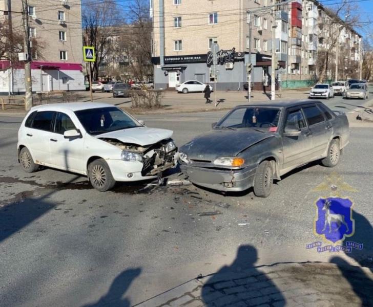 В Тольятти легковушка без водителя сбила пенсионерку