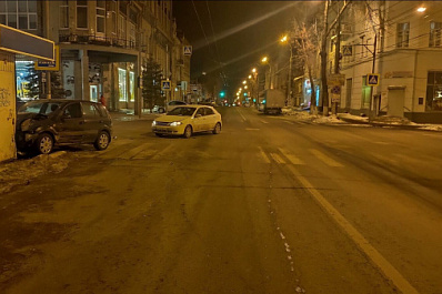 Самарский водитель легковушки протаранил павильон