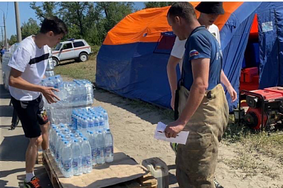 Волонтеры доставили питьевую воду спасателям, работающим на пожаре в Тольятти