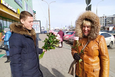 В Самарской области женщинам в преддверии 8 Марта дарят цветы