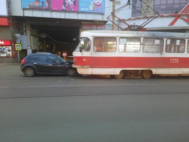 В Самаре около ТЦ "Аврора" легковушка столкнулась с трамваем
