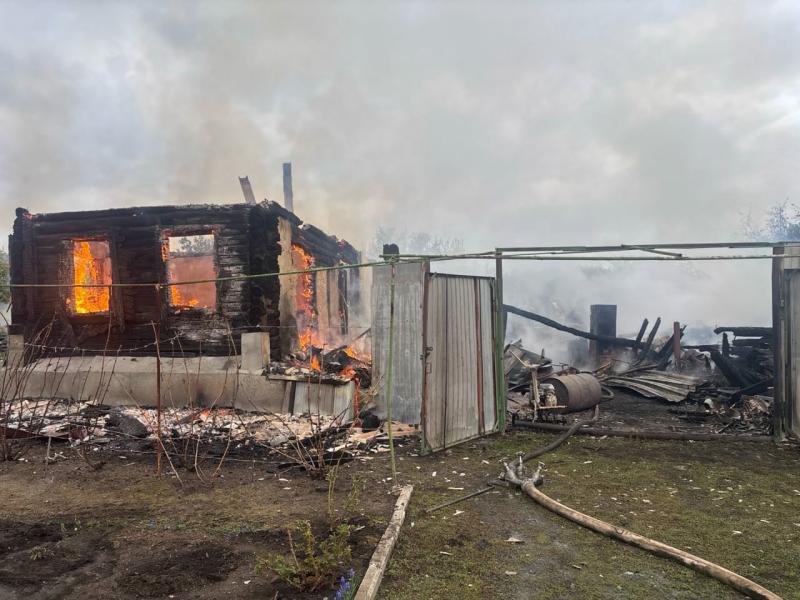 Утром 25 апреля в Самарской области вспыхнули жилой дом и сараи