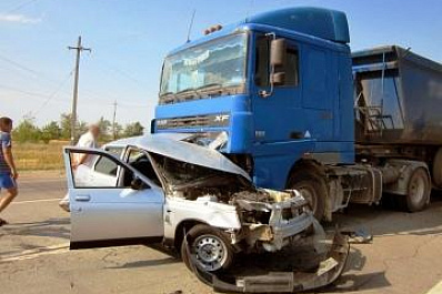 Водитель отечественной десятки погиб в страшном ДТП с большегрузом в Самарской области