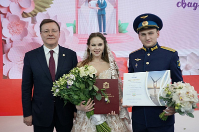 Дмитрий Азаров на выставке "Россия" поздравил молодоженов из Самарской области