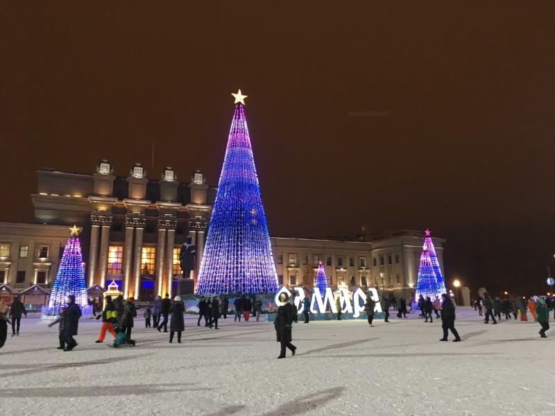 Новогоднюю елку начали устанавливать на площади им. Куйбышева в Самаре в ноябре 2021 года
