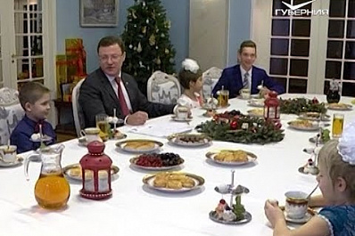 Дмитрий Азаров вручил новогодние подарки детям, которые доверили свои мечты "Елке желаний"