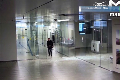 Мужчина прошел сквозь стекло в терминале Курумоча