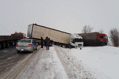 Многотонная фура устроила ДТП, вылетев на встречную полосу под Самарой