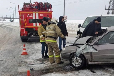 В Самарской области после столкновения фургона и легковушки госпитализировали мужчину