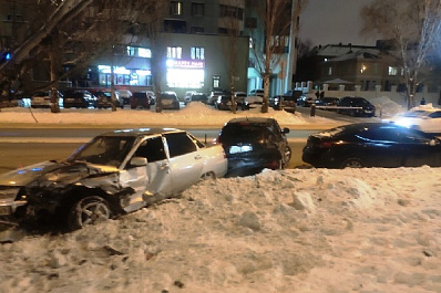 В Самаре отечественная легковушка протаранила две иномарки