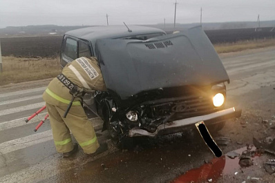 Утром 24 ноября в Самарской области на трассе лоб в лоб столкнулись "Нива" и "Гранта"