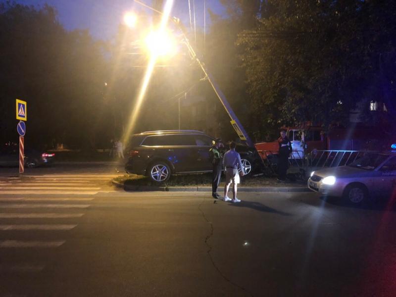 В Тольятти водитель на внедорожнике слетел с дороги и снес столб