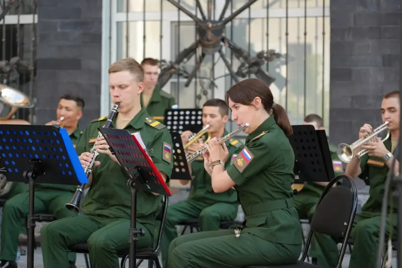 Военный оркестр ЦВО выступил с новой программой на "Летних вечерах духовой музыки" в Самаре