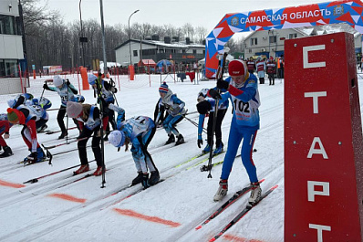 Приезжают семьями: в Самаре продолжаются лыжные гонки на призы газеты "Волжская коммуна"