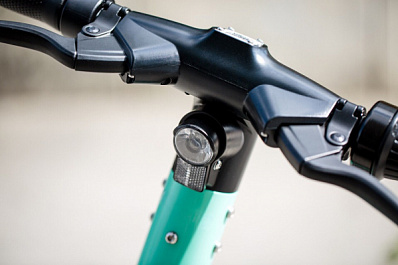 В Самаре велосипедист сбил девушку на самокате