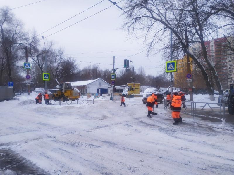 Коммунальные службы Самары продолжают расчищать улицы в круглосуточном режиме