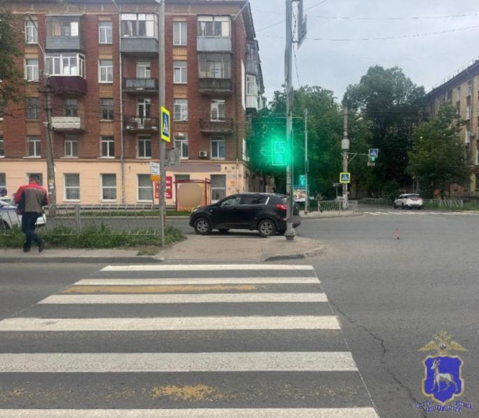 В Самарской области двое детей на электросамокате врезались в легковушку