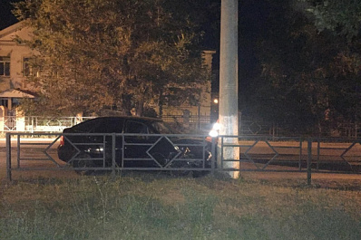 В Самаре "Приора" влетела в световую опору