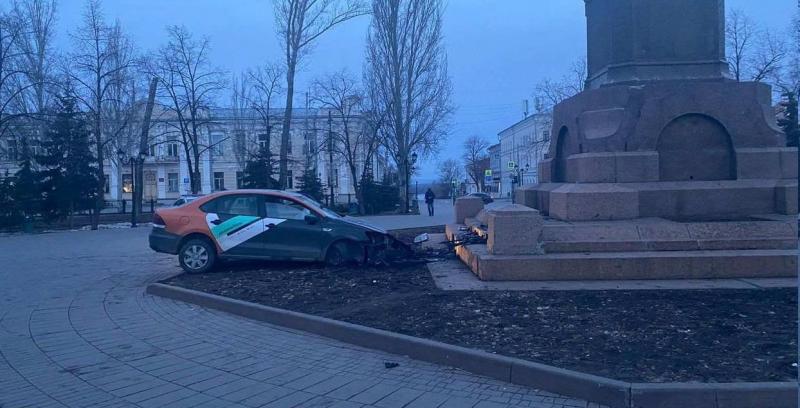 Проверка на прочность: в Самаре в памятник Ленину въехал мужчина на каршеринге