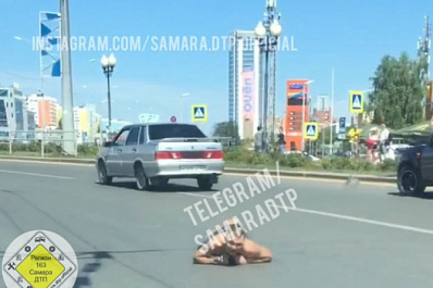 В Самаре полуголый мужчина перекрыл движение, ползая по Московскому шоссе 18 июля 2021 года
