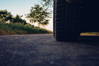 Дороги, ямы и колеса: кто возместит ущерб автолюбителю