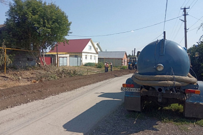 В Большой Глушице к новому дому врача проложили водопровод 