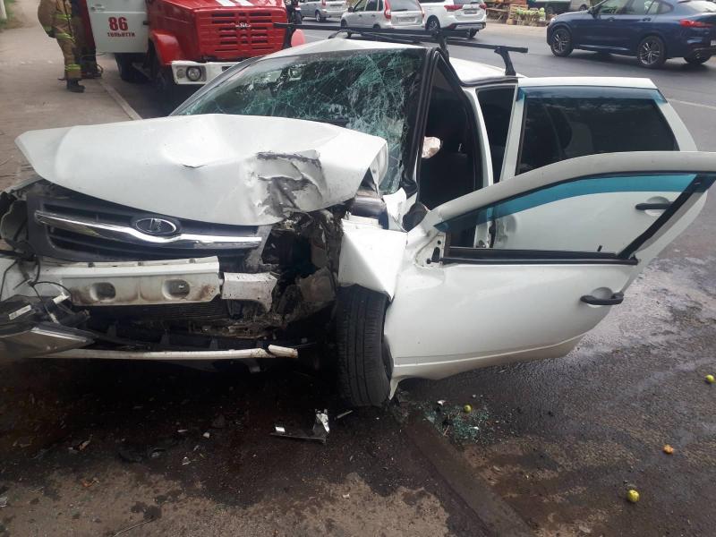 В Тольятти 40-летний водитель "Гранты" врезался в дерево