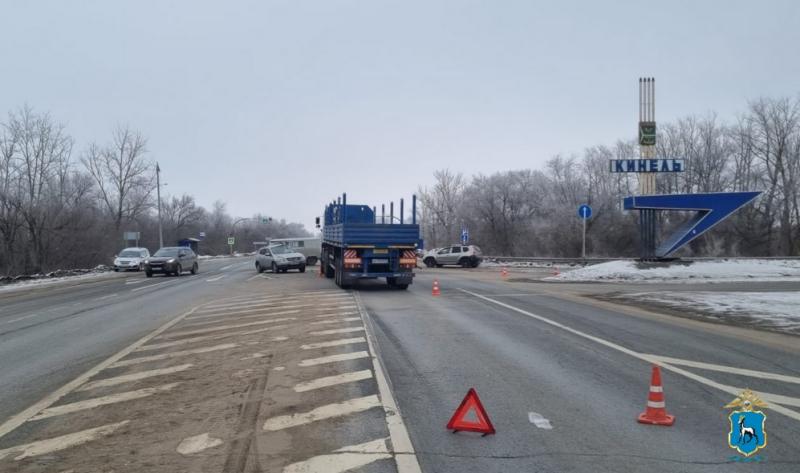 В Самарской области женщина на иномарке попала под грузовик