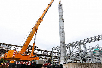 В Тольятти на месте нового производства карбамида установили две колонны высотой с 9-этажный дом