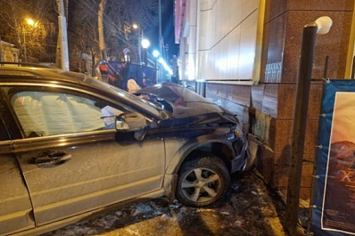 В Самаре 22-летний водитель внедорожника "Вольво" врезался в стену театра "СамАрт"